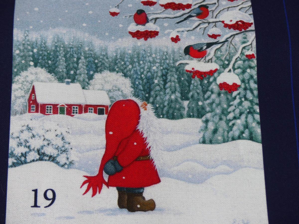 Patchworkstoff Tomtens Village Panel Adventskalender Detailansicht im Schnee